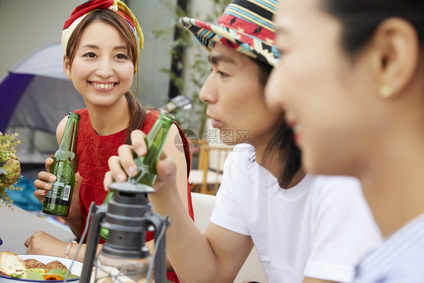 一家人在院子里聚餐图片