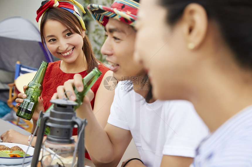 一家人在院子里聚餐图片