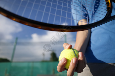 演奏晴朗提前准备男人的手打网球图片