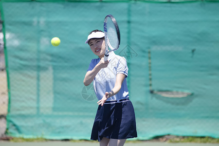 网球场打网球的年轻女性图片