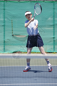 挥舞网球拍的年轻女性图片