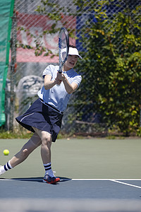 户外网球场打网球的青年女性图片
