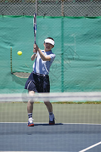 户外训练场打网球的网球选手图片