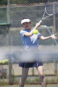 户外训练场打网球的网球运动员图片