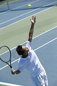 男人积极比赛打网球的人图片
