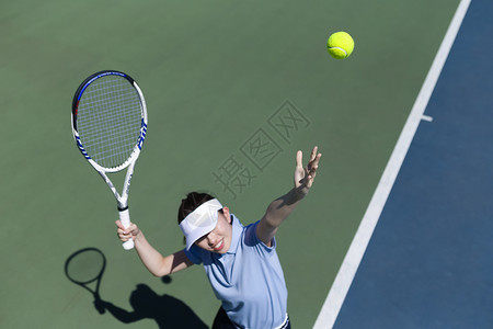 人物抛练习打网球的女人图片