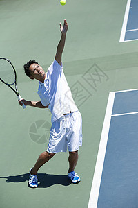 业余爱好者网球场积极打网球的人图片