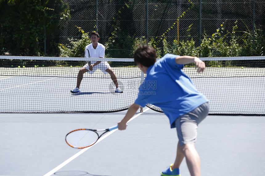 在网球场上打网球的学生图片