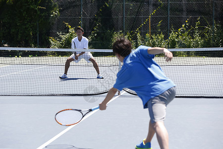 在网球场上打网球的学生图片