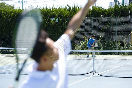 网球场打网球的成年男性图片