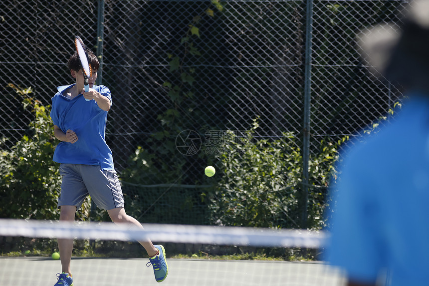 户外训练场打网球的运动员图片