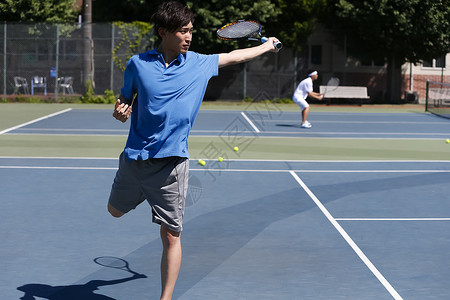 训练场打网球的运动员图片