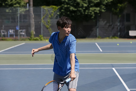 室外网球场训练的网球选手图片