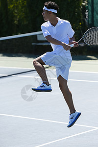 网球场训练的网球运动员图片