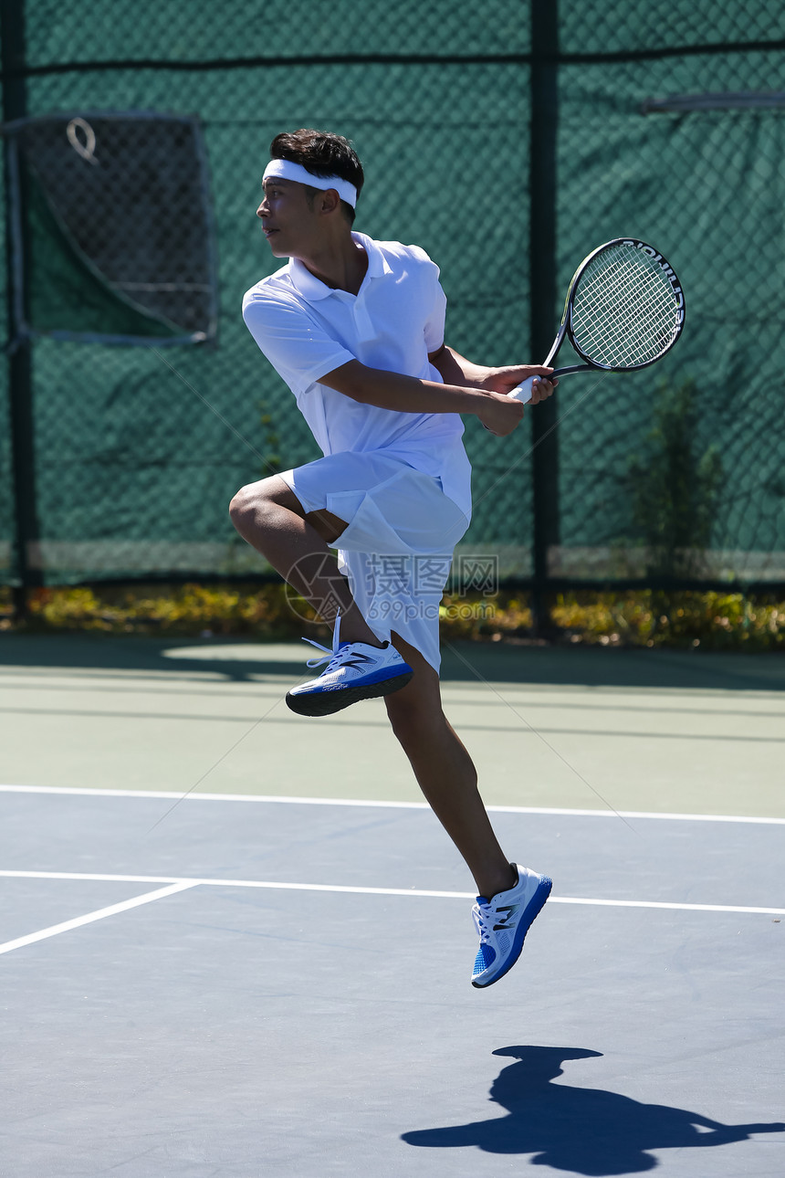 户外穿着运动者打网球的青年男性图片