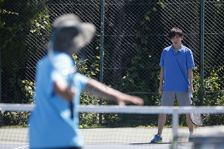 户外网球场打网球的青年男性图片