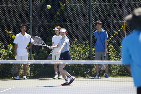 网球俱乐部的学员们图片