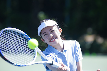 一个男人欢快中打网球的女人图片