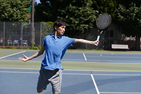 户外乐在其中活泼的打网球的人图片