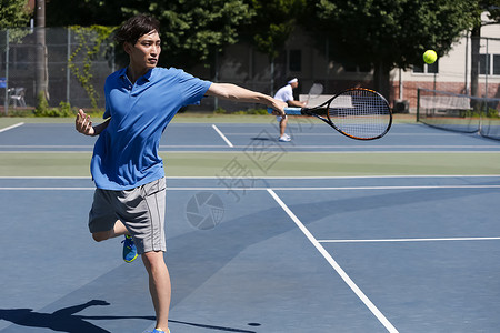 后背击中漂亮打网球的人图片