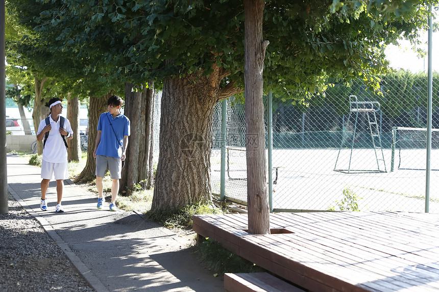 街道树优良白天男子穿网球服图片