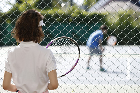 户外情侣精美男人和女人在网球场图片
