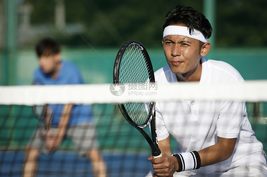 网球服男子打网球双打图片