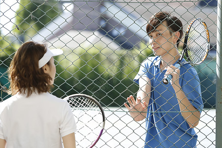 人类男子女生男人和女人在网球场图片