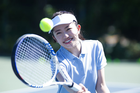 贪玩上课活泼的打网球的女人图片
