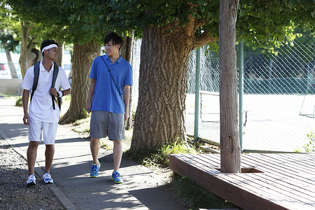 说话亲密朋友街道树男子穿网球服图片