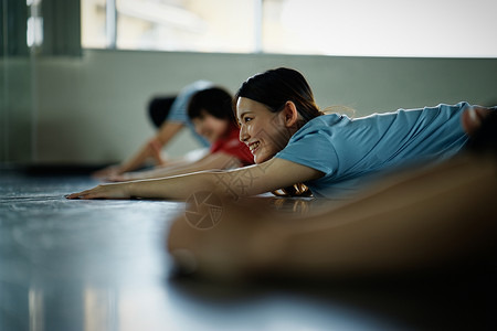 亚洲人练习健身公司课程图片