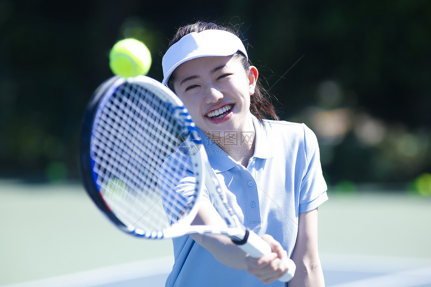 精美快乐的笑容打网球的女人图片