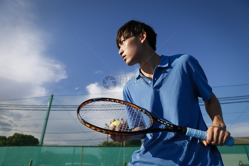 职业运动服打网球的人图片
