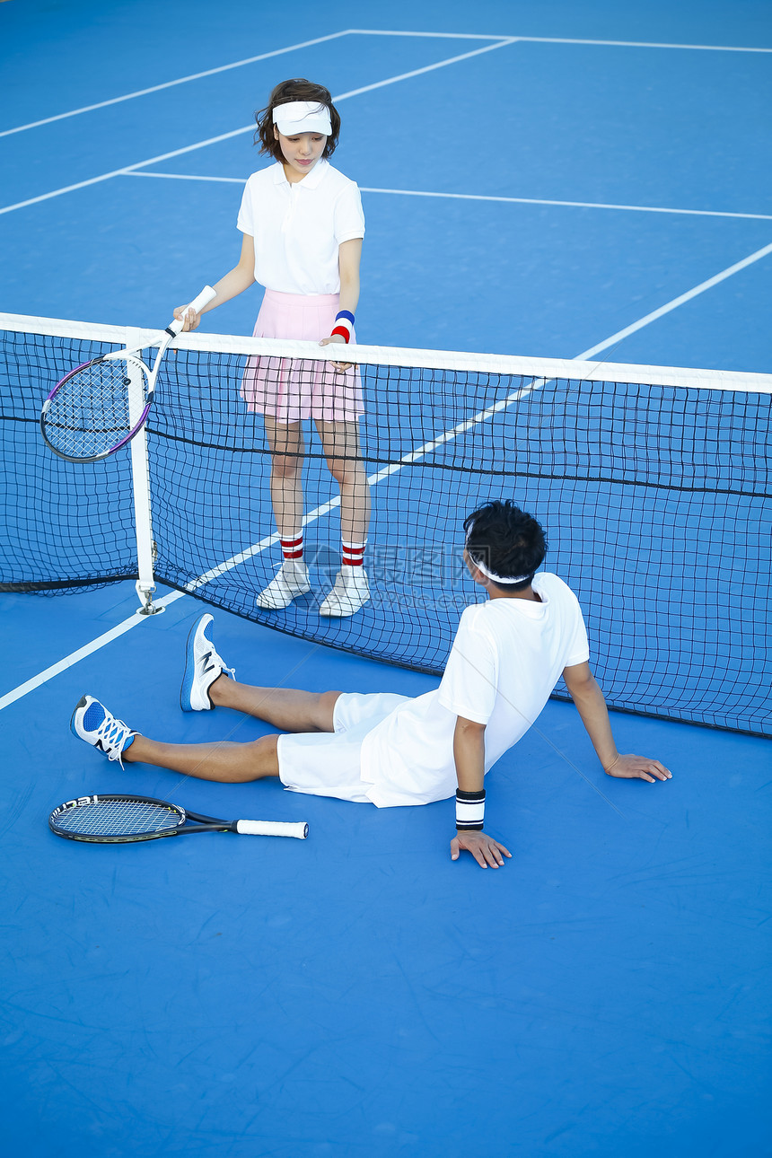 课程天初级的男人和女人在网球场图片