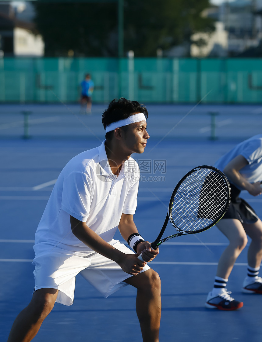 玩策划俱乐部男子打网球双打图片
