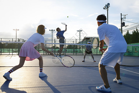 4号选手网球选手网球场全体男子和女子打网球双打背景