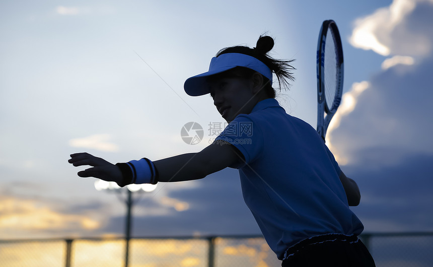 挥舞棍棒优良打网球的女人图片