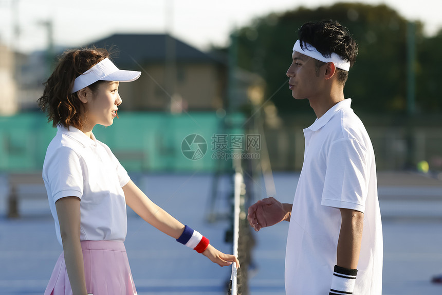 男人和女人打网球交流图片