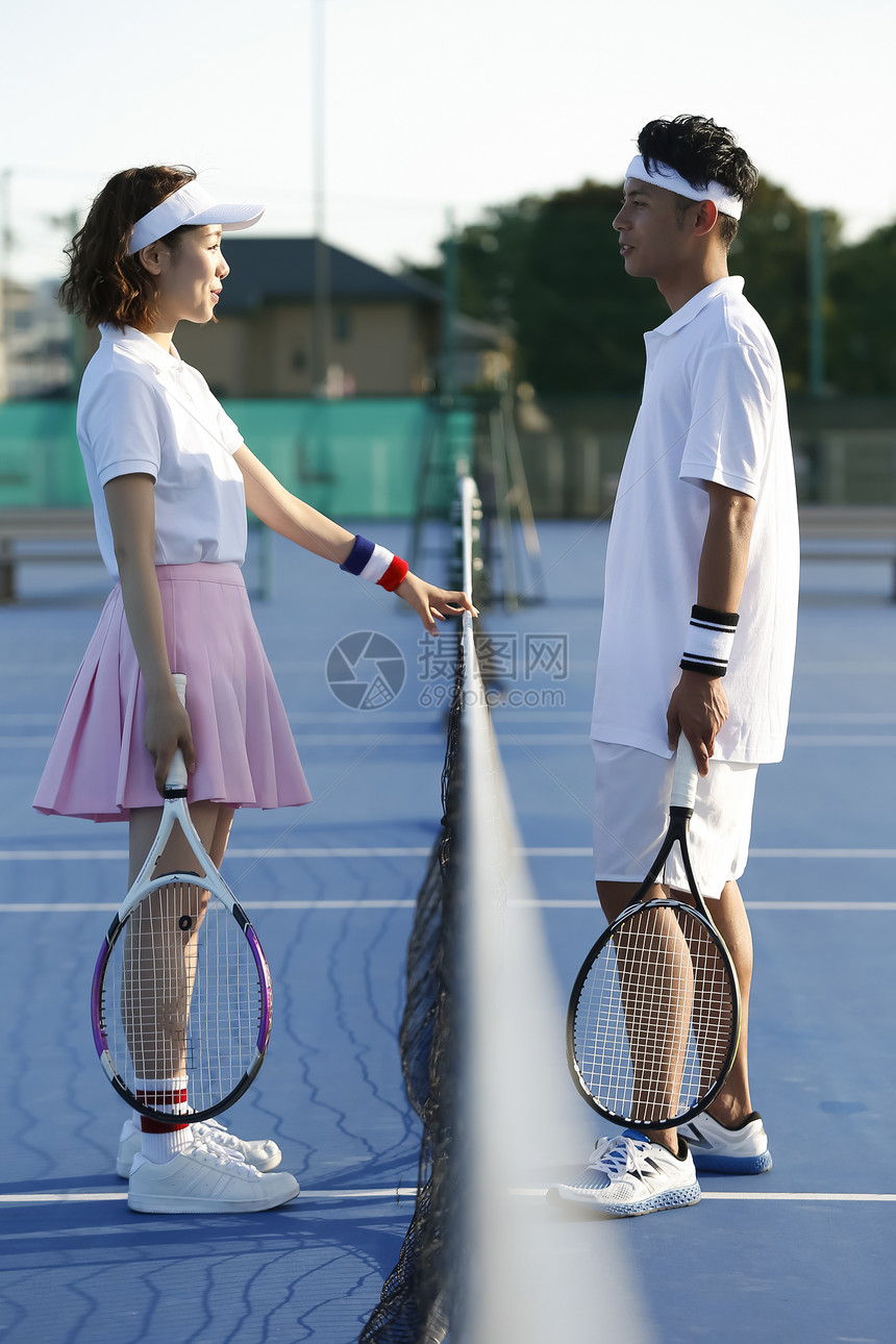 两个人男人和女人在网球场图片
