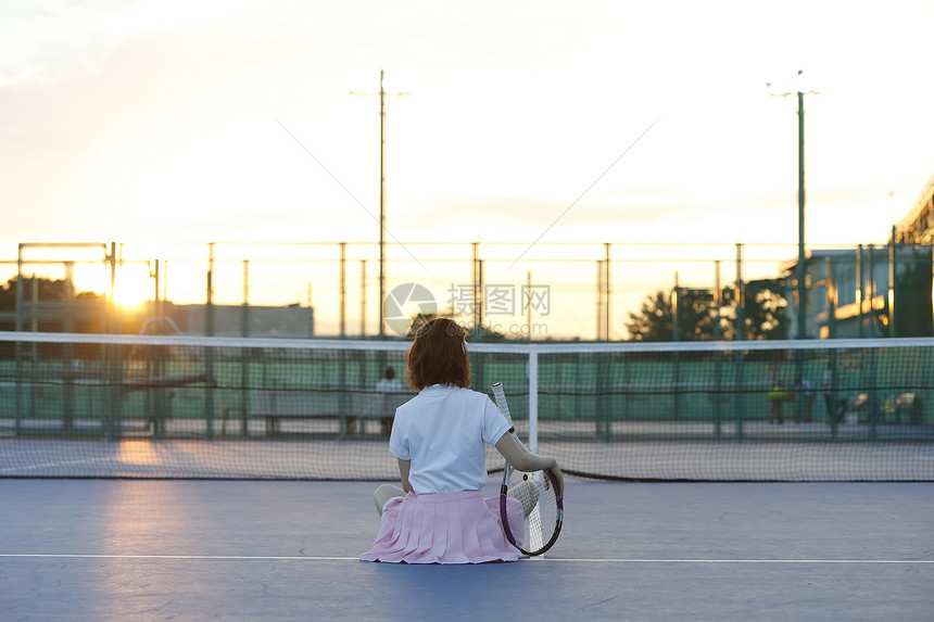 女孩复制空间交叉的双腿网球场的女人图片