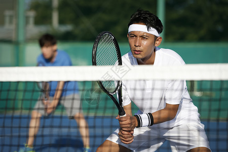 网球场打网球的男青年图片