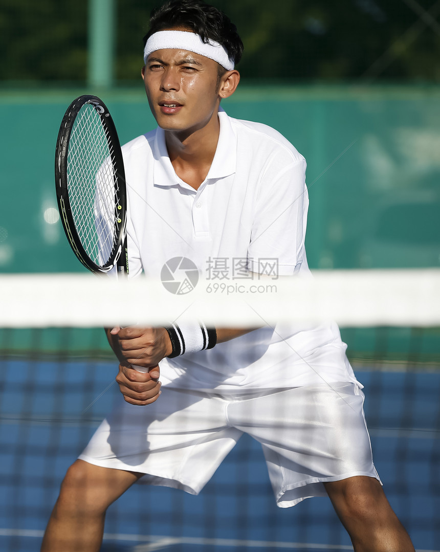网球场打网球的成年男性图片