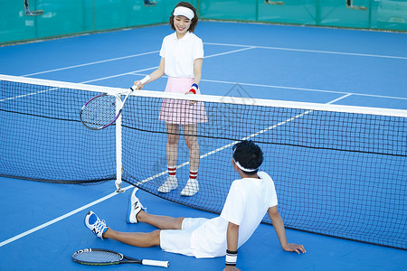 网球场上的青年男女图片