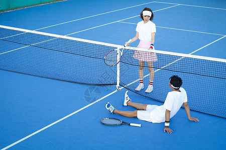 网球场上休息交谈的青年男女图片