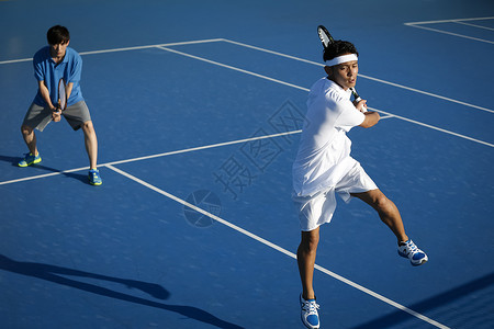 打网球双打的青年男性图片