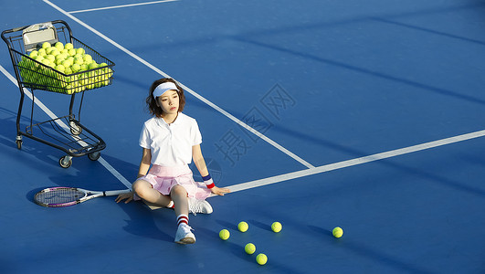 1个人优良玩耍网球场的女人图片