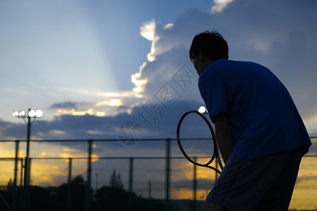 职业练习贪玩打网球的人图片