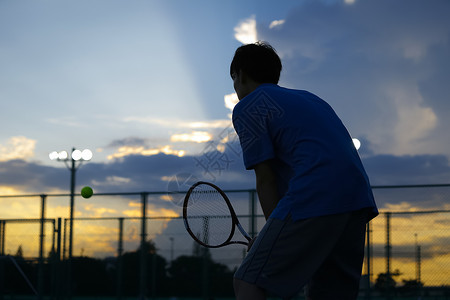 侧影玩耍策划打网球的人图片