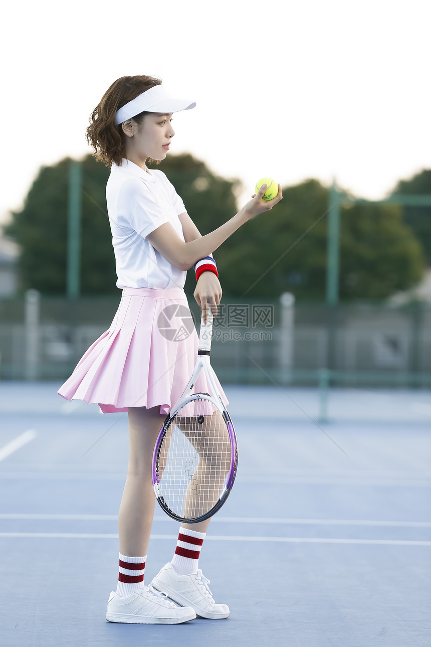 运动俱乐部享受自我努力获取网球场的女人图片