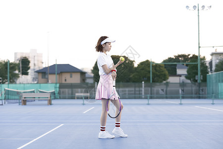 专业20多岁人物网球场的女人图片